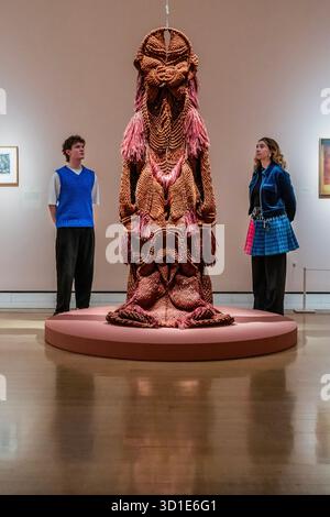 Londres, Royaume-Uni. 28 octobre 2025. Pakshi, 1985 ans, avec d'autres œuvres de ses mentors - Une histoire d'art sud-asiatique : Mrinalini Mukherjee et son cercle à la Royal Academy of Arts. Une nouvelle exposition collective qui raconte l’histoire de l’artiste indienne pionnière Mrinalini Mukherjee avec son travail présenté aux côtés de celui de certains de ses principaux mentors, amis et membres de sa famille. Il présente environ 100 œuvres, des sculptures tissées monumentales aux peintures complexes, céramiques, collages et dessins. Il se déroule dans l'aile Sackler du 31 octobre 2025 au 24 février 2026. Crédit : Guy Bell/Alamy Live News Banque D'Images