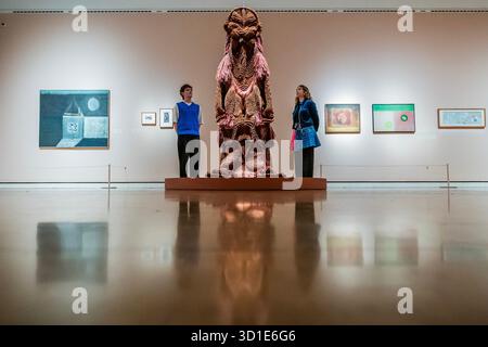 Londres, Royaume-Uni. 28 octobre 2025. Pakshi, 1985 ans, avec d'autres œuvres de ses mentors - Une histoire d'art sud-asiatique : Mrinalini Mukherjee et son cercle à la Royal Academy of Arts. Une nouvelle exposition collective qui raconte l’histoire de l’artiste indienne pionnière Mrinalini Mukherjee avec son travail présenté aux côtés de celui de certains de ses principaux mentors, amis et membres de sa famille. Il présente environ 100 œuvres, des sculptures tissées monumentales aux peintures complexes, céramiques, collages et dessins. Il se déroule dans l'aile Sackler du 31 octobre 2025 au 24 février 2026. Crédit : Guy Bell/Alamy Live News Banque D'Images