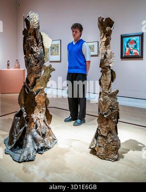 Londres, Royaume-Uni. 28 octobre 2025. Forest Flame IV, 2009, avec d'autres œuvres, certaines de ses mentors - Une histoire d'art sud-asiatique : Mrinalini Mukherjee et son cercle à la Royal Academy of Arts. Une nouvelle exposition collective qui raconte l’histoire de l’artiste indienne pionnière Mrinalini Mukherjee avec son travail présenté aux côtés de celui de certains de ses principaux mentors, amis et membres de sa famille. Il présente environ 100 œuvres, des sculptures tissées monumentales aux peintures complexes, céramiques, collages et dessins. Il se déroule dans l'aile Sackler du 31 octobre 2025 au 24 février 2026. Crédit : Guy Bell/Alamy Live News Banque D'Images