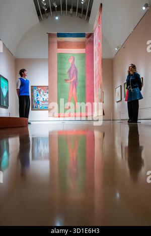 Londres, Royaume-Uni. 28 octobre 2025. Sogspace, 1995, avec Ritu Raja, 1977 ans, et d'autres œuvres - Une histoire d'art sud-asiatique : Mrinalini Mukherjee et son cercle à la Royal Academy of Arts. Une nouvelle exposition collective qui raconte l’histoire de l’artiste indienne pionnière Mrinalini Mukherjee avec son travail présenté aux côtés de celui de certains de ses principaux mentors, amis et membres de sa famille. Il présente environ 100 œuvres, des sculptures tissées monumentales aux peintures complexes, céramiques, collages et dessins. Il se déroule dans l'aile Sackler du 31 octobre 2025 au 24 février 2026. Crédit : Guy Bell/Alamy Live News Banque D'Images