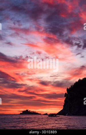 Monténégro : coucher de soleil ardent sur la plage de Buljarica, l'une des plus grandes plages de la côte, près de Petrovac en direction de la municipalité de Bar Budva) Banque D'Images