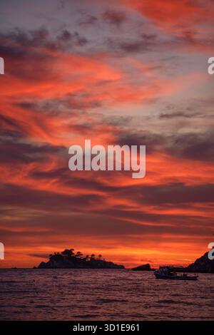 Monténégro : coucher de soleil ardent sur la plage de Buljarica, l'une des plus grandes plages de la côte, près de Petrovac en direction de la municipalité de Bar Budva) Banque D'Images