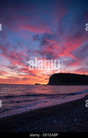 Monténégro : coucher de soleil ardent sur la plage de Buljarica, l'une des plus grandes plages de la côte, près de Petrovac en direction de la municipalité de Bar Budva) Banque D'Images