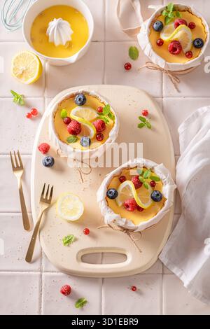 Délicieux cheesecake New-yorkais aromatisé à la vanille et au citron. Cheesecake au citron avec fruits à baies. Banque D'Images