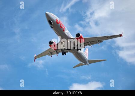 Rhodes, Grèce. Un avion Jet2 un Boeing 737 800 en livrée Jet2 et en marque débarquant avec à l'aéroport de Rhodes. Enregistrement G-J2BT. Banque D'Images