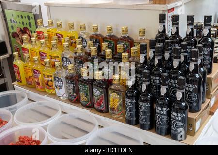 Funchal, Madère, Portugal - 03.27.2025 : assortiment de bouteilles de liqueur sur le marché fermier de Madère, Portugal Banque D'Images