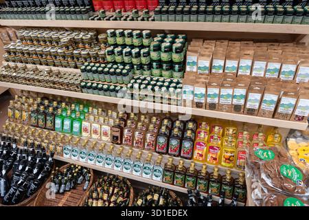 Funchal, Madère, Portugal - 03.27.2025 : assortiment de bouteilles de liqueur sur le marché fermier de Madère, Portugal Banque D'Images