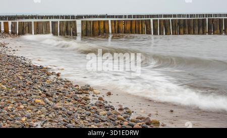 Plage de la mer Baltique avec jetées en bois, Allemagne, Mecklembourg-Poméranie occidentale, Nienhagen Banque D'Images