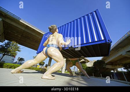 Sumo avec sculpture de conteneur dans le quartier portuaire de la Joliette , France, Bouches du Rhône, Marseille Banque D'Images