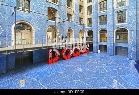 Quartier portuaire de la Joliette, les anciens quais ont été transformés en centre commercial, France, Bouches du Rhône, Marseille Banque D'Images