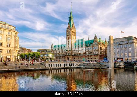 Vue sur la Kleine Alster jusqu'à l'hôtel de ville de Hambourg, Allemagne, Hambourg Banque D'Images