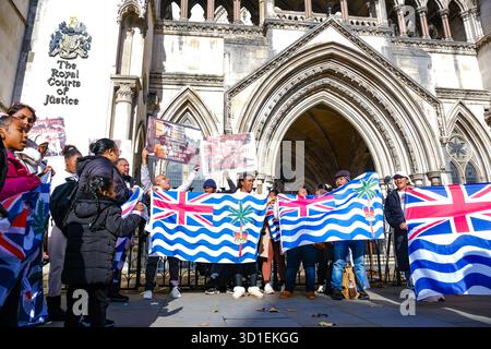 Londres, Royaume-Uni. 28 octobre 2024. Les membres de la communauté chagossienne se rassemblent devant les cours royales de justice avant une audience d'autorisation orale demandant un contrôle judiciaire complet d'une plainte déposée par trois citoyens chagossiens qui affirment que le gouvernement britannique n'a pas consulté de manière satisfaisante la communauté sur la remise des îles à Maurice. Crédit : onzième heure photographie/Alamy Live News Banque D'Images