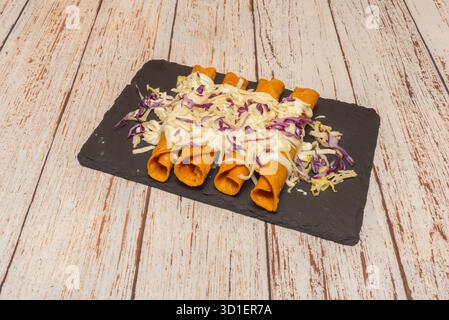 juponner les tacos à steak avec de la viande grillée, du guacamole, des haricots et de la salsa pasilla chile Banque D'Images