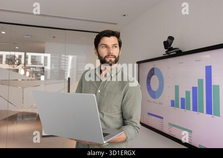 Propriétaire de produit pensif sérieux analysant les rapports financiers Banque D'Images