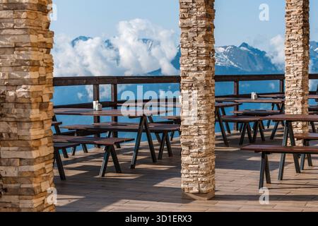 Tables sur la véranda dans le restaurant surplombant les montagnes, Krasnaya Polyana, Sotchi Banque D'Images