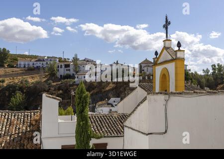 Sur la route des villages blancs. Chemins et rues étroites d'une vieille ville historique. Ermita de San Benito Eglise à Setenil de las Bodegas, Cadix, Anda Banque D'Images