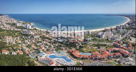 Vue aérienne d'une ville balnéaire animée avec une plage tentaculaire et un océan bleu. Vue aérienne sur la plus grande station balnéaire Sunny Beach sur le Black Banque D'Images