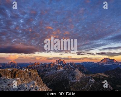 Alpengluehen, Rifugio Lagazuoi et les sommets accidentés des Dolomites au coucher du soleil, Monte Pelmo au milieu, Civetta à droite, Dolomites, Alpes, province de Belluno Banque D'Images