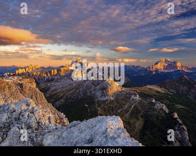 Alpengluehen, Rifugio Lagazuoi et les sommets accidentés des Dolomites au coucher du soleil, Monte Pelmo au milieu, Civetta à droite, Dolomites, Alpes, province de Belluno Banque D'Images