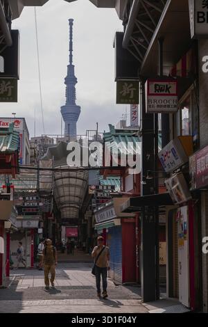 Skytree encadrée dans une petite rue près du temple Senjo-ji Kannon à Asakusa - Tokyo, Japon Banque D'Images