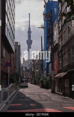 Skytree encadrée dans une petite rue près du temple Senjo-ji Kannon à Asakusa - Tokyo, Japon Banque D'Images