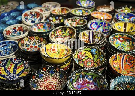 Céramiques turques classiques et traditionnelles colorées sur le Grand Bazar d'Istanbul. Istambul, Turquie Banque D'Images