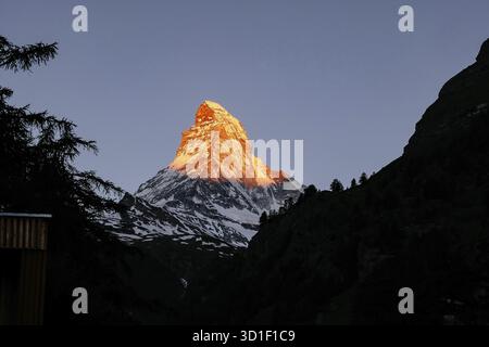 Le magnifique Mont Cervin illuminé à Sunrise, la célèbre et emblématique montagne suisse des Alpes, Zermatt, Valais, Suisse Banque D'Images