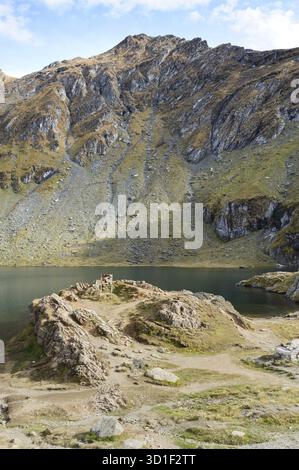 Le lac glaciaire Balea (Balea Lac) sur la route Transfagarasan en Roumanie Banque D'Images