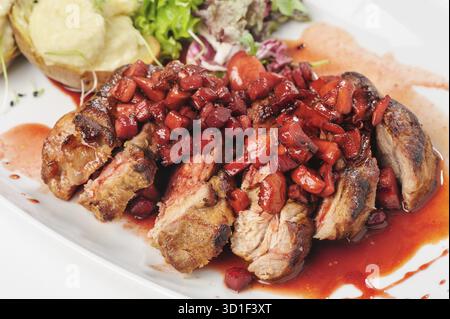 Tranches de boeuf rôti avec sauce aux baies, aux pommes et aux poires Banque D'Images