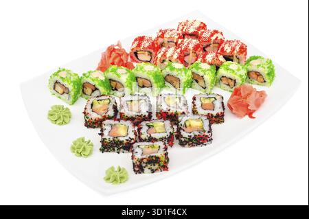 Uramaki maki sushi set rouleaux assortis isolés sur blanc. Tobiko multicolore, fromage philadelphie, avocat, anguille, saumon et nori Banque D'Images