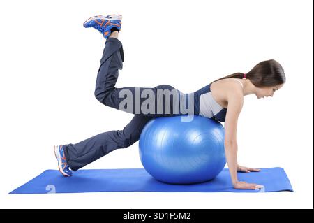 Jeune femme montre la position de départ de Fitness Stability Ball Glute Kickback Workout, isolé sur blanc Banque D'Images