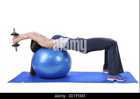 Jeune femme montre la position de départ de Fitness Ball Dumbbell Pullover Workout, isolé sur blanc Banque D'Images