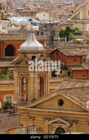 Vue détaillée sur les toits historiques de Rome avec les basiliques catholiques et les monuments, Italie Banque D'Images