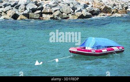 Bateau gonflable amarré sur l'eau Banque D'Images
