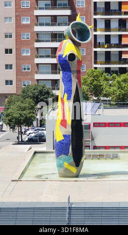 BARCELONE - 19 JUILLET : la statue 'femme & oiseau', le 19 juillet 2012 à Barcelone. Femme et oiseau par Joan Miro. Derrière, arènes des arènes. À l'intérieur se trouve le rocher Banque D'Images