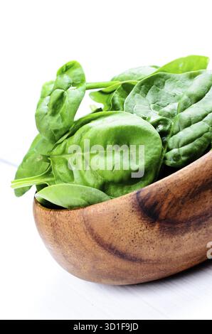 Bol en bois plein d'épinards Banque D'Images