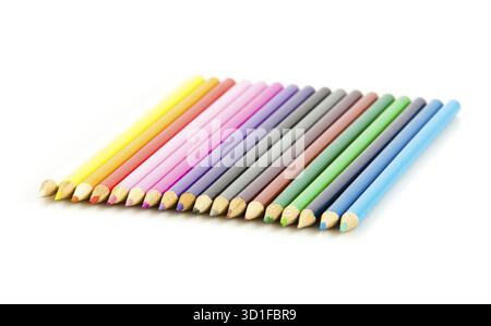 Crayons de couleur isolé sur fond blanc. Beaucoup de différents crayons de couleur sur fond blanc Banque D'Images