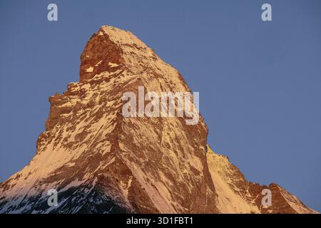 Le magnifique Mont Cervin illuminé à Sunrise, la célèbre et emblématique montagne suisse des Alpes, Zermatt, Valais, Suisse Banque D'Images