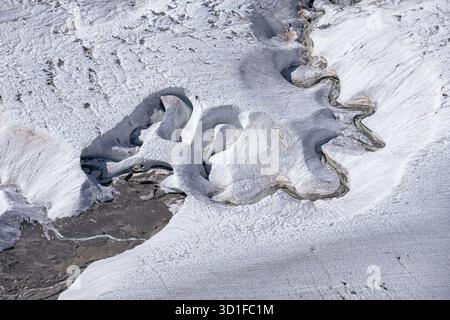 Fusion de glace dans le glacier - texture du glacier. Magnifique paysage panoramique des Alpes suisses. Vue sur Monte Rosa et Gorner Glacier, Zermatt Banque D'Images