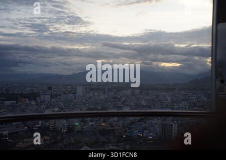 Ciel coloré de coucher de soleil sur la ville Banque D'Images