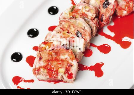 Dessert semifreddo avec fruits de la forêt et pistaches, servi dans une assiette Banque D'Images