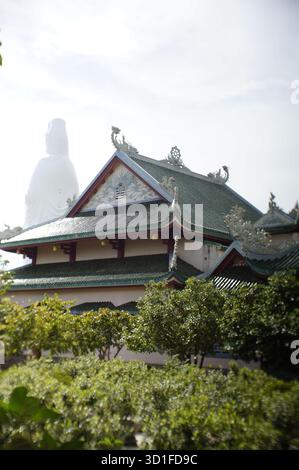 La majestueuse statue de Lady Buddha à Da Nang, Vietnam, debout sur la péninsule de son Tra et surplombant la mer. Banque D'Images