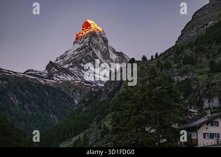 Le magnifique Mont Cervin illuminé à Sunrise, la célèbre et emblématique montagne suisse des Alpes, Zermatt, Valais, Suisse Banque D'Images