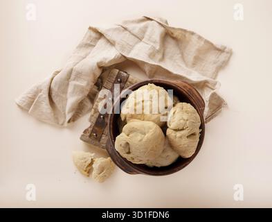 Biscuits au beurre faits maison dans une plaque d'argile sur un fond beige, plat Banque D'Images