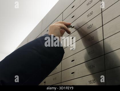 Ouvrir un coffre-fort dans une banque ouvrir un casier dans un coffre-fort d'une banque Banque D'Images