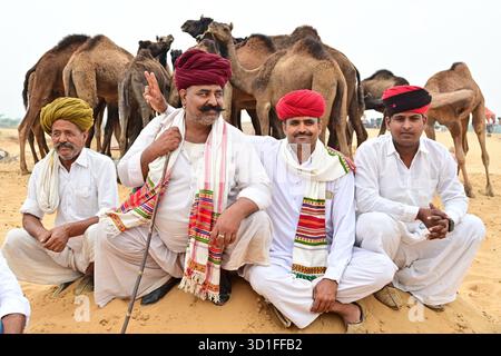 Pushkar, Rajasthan, Inde. 27 octobre 2025. Foire annuelle de chameau à Pushkar, montre des milliers de commerçants de bétail de toute la région se rassemblant à la foire traditionnelle de chameau, où des animaux - principalement des chameaux - sont achetés et vendus. L'événement annuel est l'une des plus grandes foires de chameaux et de bétail au monde. (Crédit image : © Shaukat Ahmed/Pacific Press via ZUMA Press Wire) USAGE ÉDITORIAL SEULEMENT ! Non destiné à UN USAGE commercial ! Banque D'Images