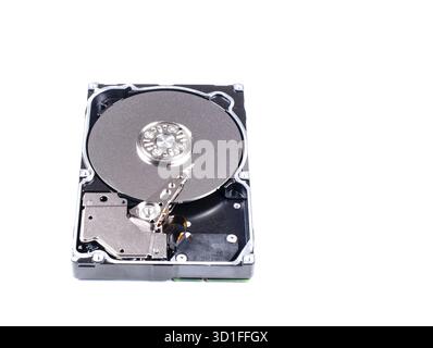 Disque dur SAS sur fond blanc disque dur SAS tête de lecture et d'écriture dans le plan macro Banque D'Images