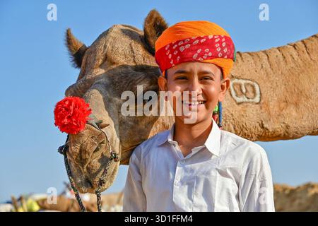 Pushkar, Rajasthan, Inde. 27 octobre 2025. Foire annuelle de chameau à Pushkar, montre des milliers de commerçants de bétail de toute la région se rassemblant à la foire traditionnelle de chameau, où des animaux - principalement des chameaux - sont achetés et vendus. L'événement annuel est l'une des plus grandes foires de chameaux et de bétail au monde. (Crédit image : © Shaukat Ahmed/Pacific Press via ZUMA Press Wire) USAGE ÉDITORIAL SEULEMENT ! Non destiné à UN USAGE commercial ! Banque D'Images