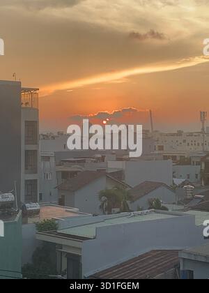 Ciel coloré de coucher de soleil sur la ville Banque D'Images