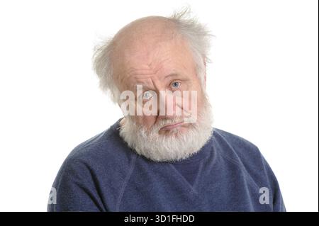 Triste déprimant vieil homme chauve isolé portrait isolé sur blanc. triste grand-père Banque D'Images